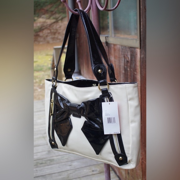 Betsey Johnson Bone Bow black Glossy Tote Handbag BB84135 - Picture 4 of 10